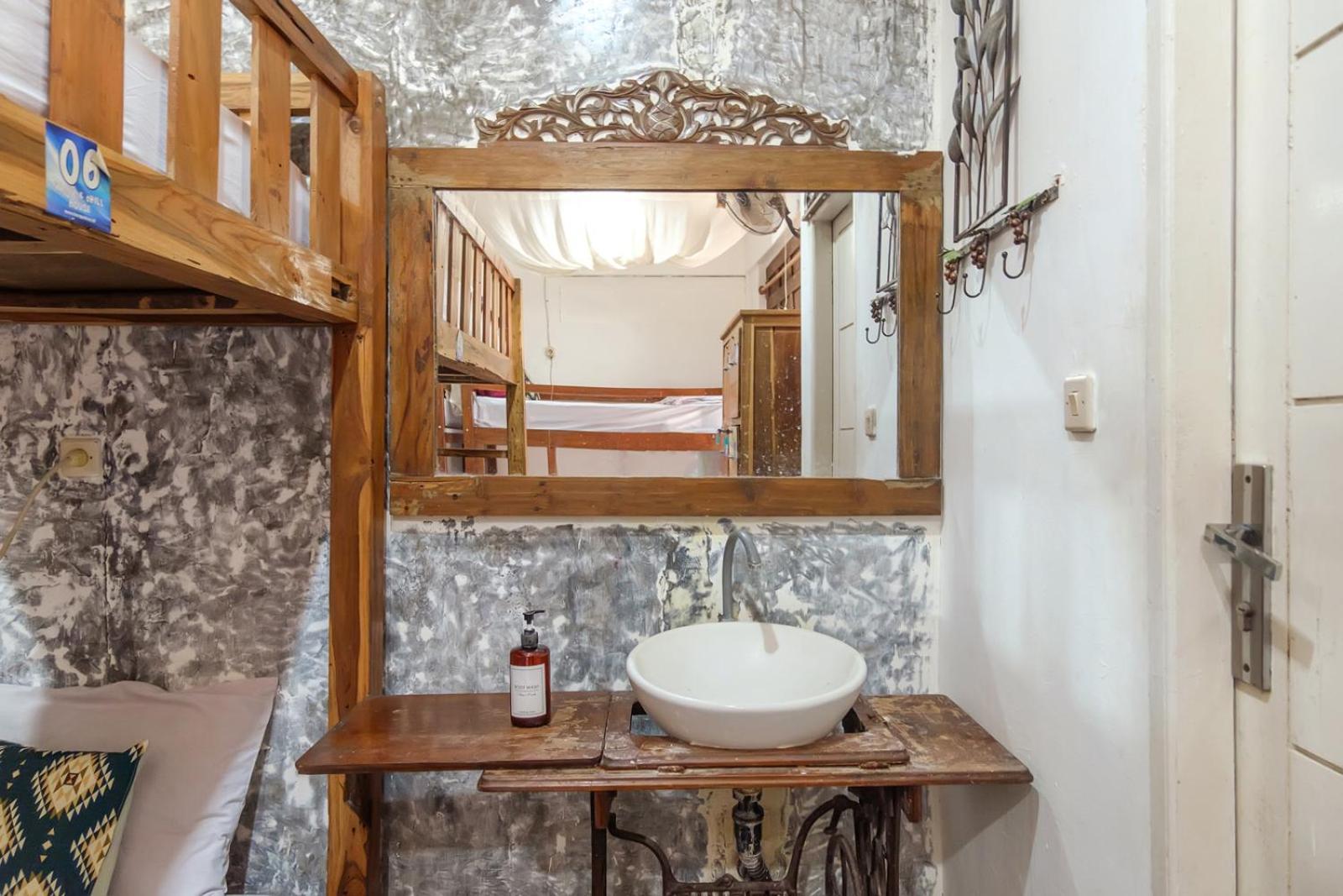 Twospaces Living At Wave And Chill House, Canggu Exterior foto